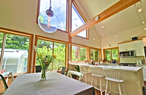 Tofino House | Cedar & Salt – Forest Retreat by the Beach with Hot Tub, Sauna & EV Charger