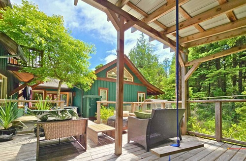 Tofino House | Cedar & Salt – Forest Retreat by the Beach with Hot Tub, Sauna & EV Charger