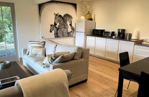 Woodside Apartment | Central 1-bedroom suite in fabulous Woodside walk to Town with AC