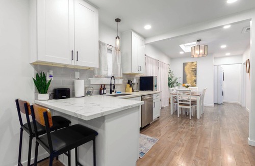 Stockton House | Central 3-bedroom House with a Yard and Free Parking, Near Downtown