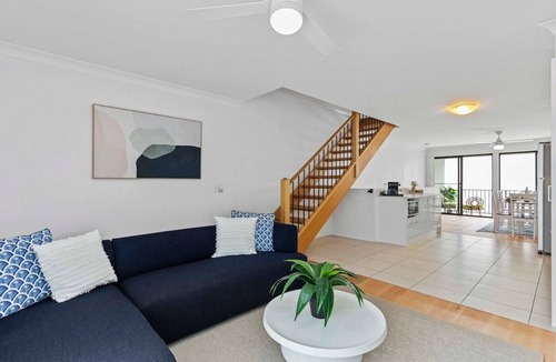 Redcliffe Apartment | Central Redcliffe Coastal Home Walk to Beach