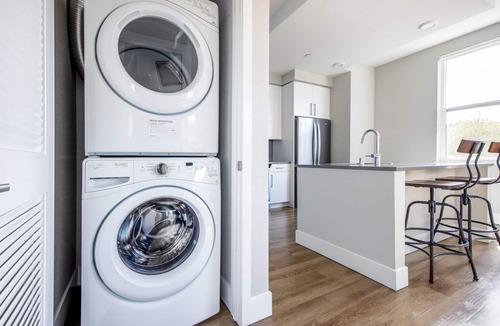 San Carlos Apartment | Central San Carlos 1BR w/Gym, Pool, walk to Train & Shops, by Blueground