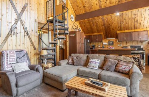 Mammoth Lakes Ski Chalet | Chalet 02 by Mammoth Mountain Chalets