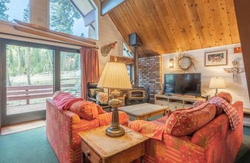 Mammoth Lakes Ski Chalet | Chalet 06 by Mammoth Mountain Chalets