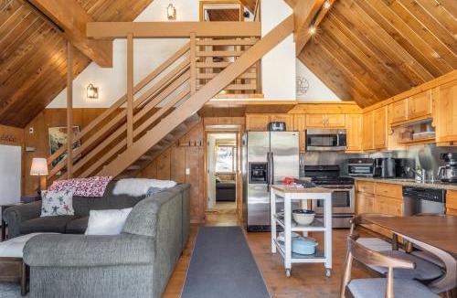 Mammoth Lakes Ski Chalet | Chalet 07 by Mammoth Mountain Chalets