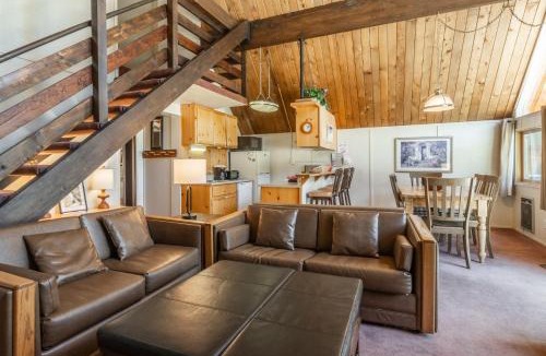 Mammoth Lakes Ski Chalet | Chalet 15 by Mammoth Mountain Chalets