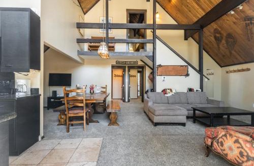 Mammoth Lakes Ski Chalet | Chalet 16 by Mammoth Mountain Chalets