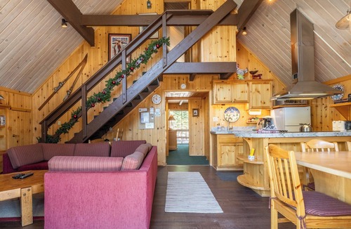 Mammoth Lakes Ski Chalet | Chalet #17, Charming Ski in/Ski Out Steps to the