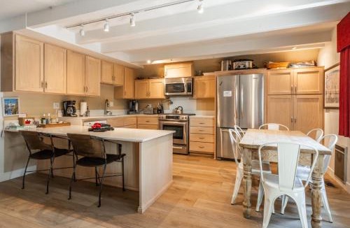 Mammoth Lakes Ski Chalet | Chalet 21 by Mammoth Mountain Chalets