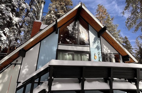 Mammoth Lakes Ski Chalet | Chalet #25, Charming Ski in/Ski Out, just steps to the Mountain