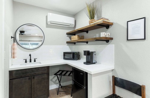 Three Rivers Hotel | Charlotte Sequoia Motel RM2 Ac, Pool, 10Min to SNP