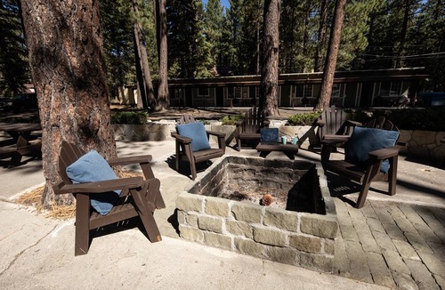 Tahoe Island Hotel | Charming 1-bedroom lodge in South Lake Tahoe for a relaxing stay