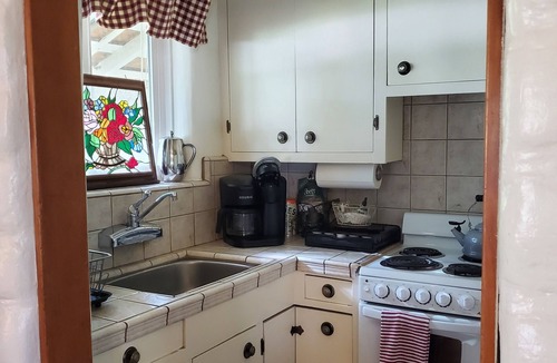 Raisin Cottage | Charming 1-bedroom, wood ceiling adobe cottage in Fresno, WiFi, AC, fitness room