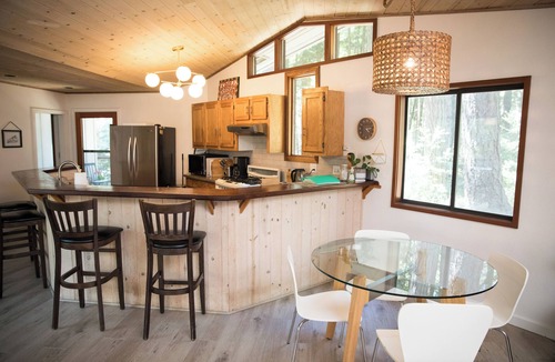 Timber Cove House | Charming 2-bedroom house near the coast in Jenner with WiFi and AC