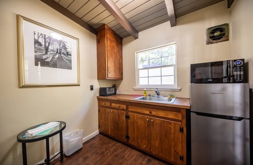 Tahoe Island Hotel | Charming 2 Queen bed lodge in South Lake Tahoe w/Kitchen