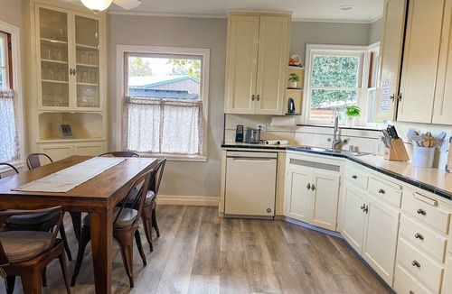 Ivanhoe Cottage | Charming 3-bedroom cottage with AC and WiFi close to Sequoia Entrance