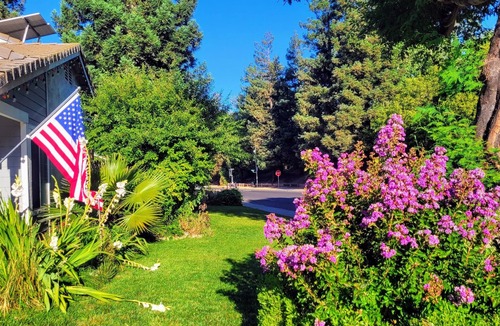 Riverbank House | Charming 3-bedroom house in beautiful RiverBank with AC