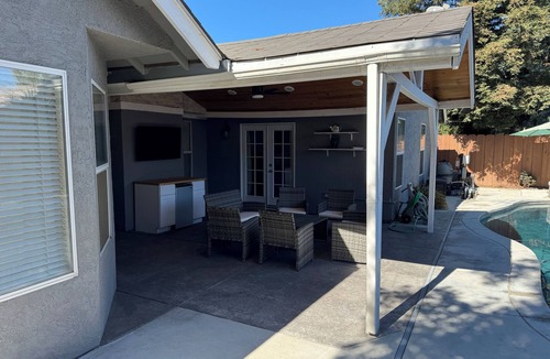 Turlock House | Charming 3-bedroom house in Turlock with AC and WiFi. Pool and Tub and Patio TV.