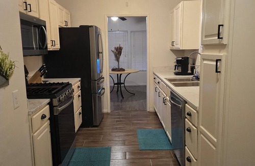 Oildale House | Charming 3-bedroom 2 Bath house with WiFi and AC/Heat and Pool in Bakersfield