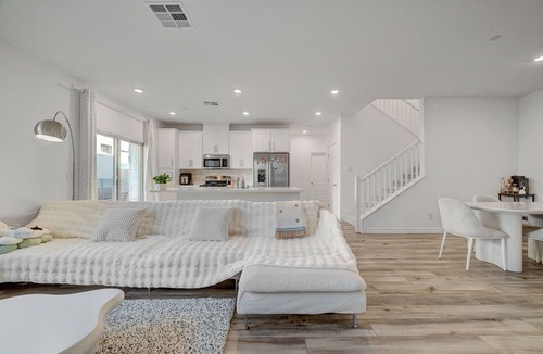 Las Vegas House | Charming 3B3B townhome with full bedroom and bathroom DOWNSTAIRS in Las Vegas
