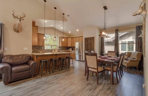 Tahoe Island House | Charming 4-bedroom house in South Lake Tahoe for your getaway