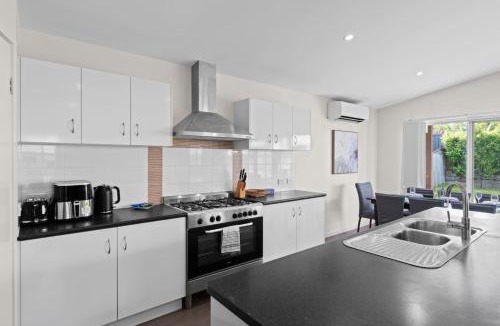 Wynnum House | Charming 4Bedroom Home Near Train Station and Beaches