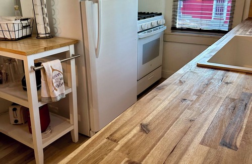 West Village Cabin | Charming and Cozy~Downtown location~Spacious~Playroom~Big Yard~Remodeled~