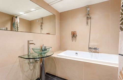 Barao de Sao Joao House | Charming and Comfy 3 BDR House by LovelyStay