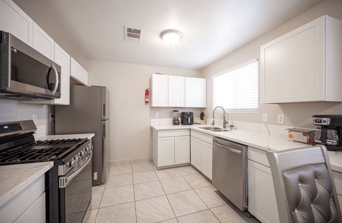 Sunrise Manor House | Charming and Stylish Home w/Free Wi-Fi