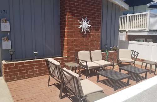 West Newport House | Charming but simple 2 bedroom, very close walk to beach!