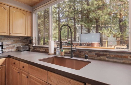Summit Estates Cabin | Charming Cabin, Walk to the Slopes, Spa and Pool Table, Pet Friendly!