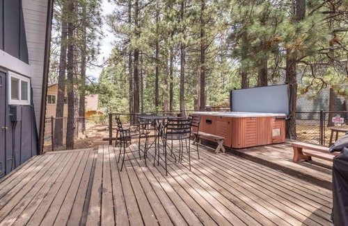 Summit Estates Cabin | Charming Cabin, Walk to the Slopes, Spa and Pool Table, Pet Friendly!