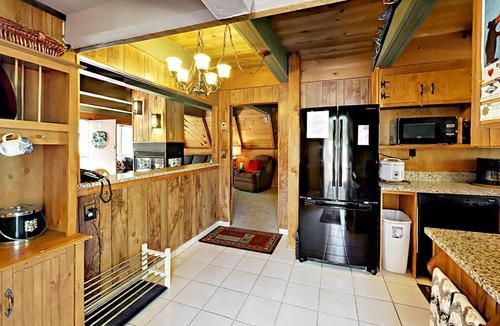Christmas Valley House | Charming chalet with private hot tub & fireplace - near skiing, beaches & hiking