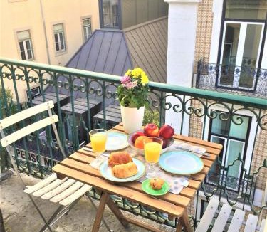 Sacramento Apartment | Charming Chiado 2Bedr W/Balcony and View