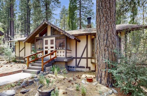 Woodlands House | Charming Cottage in Big Bear: 9 Mi to Bear Mtn