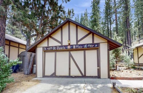 Woodlands House | Charming Cottage in Big Bear: 9 Mi to Bear Mtn