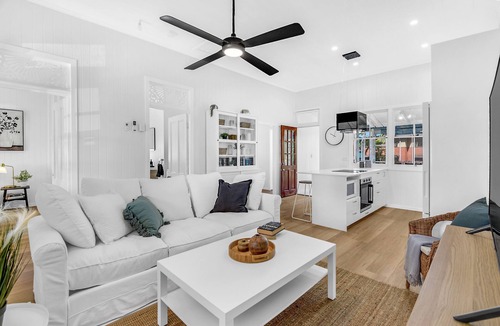 Southport House | Charming Cottage, Walk To Broadwater and Pet Friendly