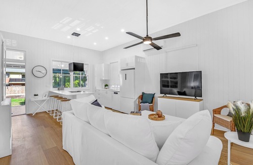 Southport House | Charming Cottage, Walk To Broadwater and Pet Friendly