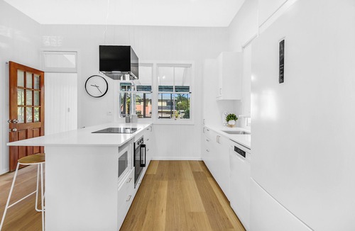 Southport House | Charming Cottage, Walk To Broadwater and Pet Friendly
