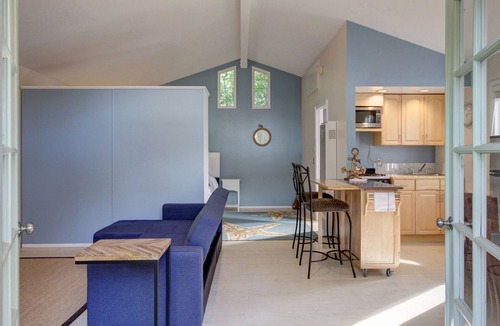 Oak Park Cottage | Charming Downtown Studio w/Secluded Yard - Near State Street