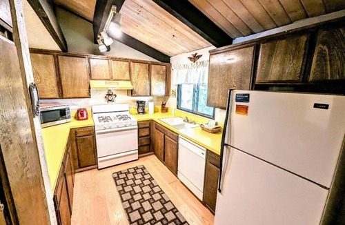 Big Bear Lake House | Charming Forest Retreat – Steps from Snow Summit Slopes