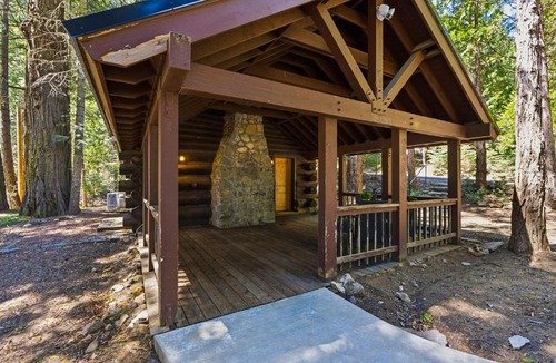 Fish Camp House | Charming Fully Renovated Log Cabin, 2 miles to Yosemite South Gate!