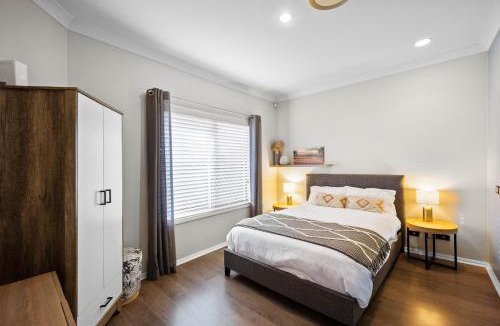 Gold Coast House | Charming Group Getaway - 9 Mins To Burleigh Beach