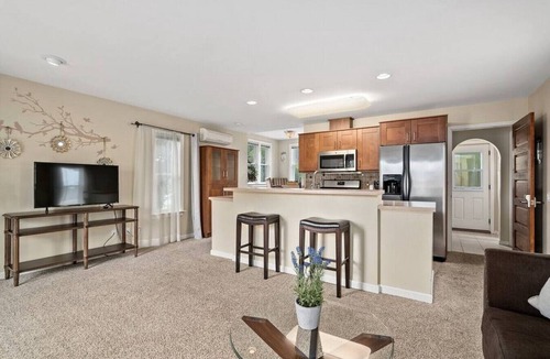 South Park Apartment | Charming Junipera One Bdrm in great location! (B)