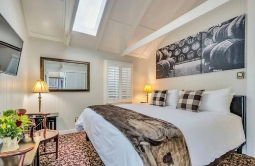 Calistoga Hotel | Charming King Room, Private Entrance and Garden Area. Pet-Friendly!