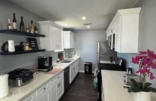 Whittier House | Charming Modern Dog Friendly 3-bedroom House near Disneyland