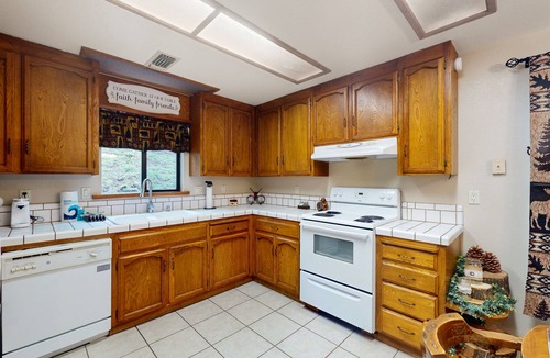 Yosemite Forks Cabin | Charming mountain retreat with wraparound deck, wood stove, & washer/dryer