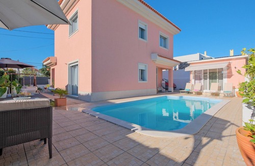 Charneca de Caparica e Sobreda Villa | Charming villa with private garden and swimming pool,close to the beach and golf