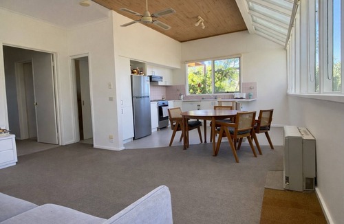 Rye Cottage | Charming Self-Contained Cottage in Heart of Rye - Close to Beaches & Hot Springs
