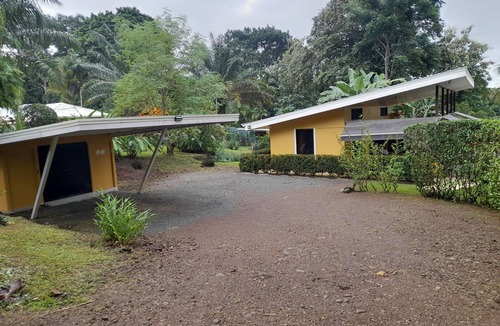 Ciudad Cortes Cottage | Charming, very private 2-bedroom casita in Ojochal with WiFi and solar.